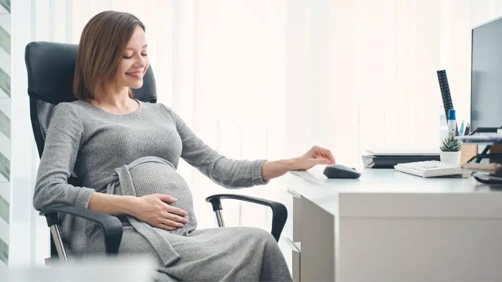 sit-in-office-chair-during-pregnancy