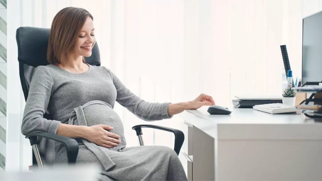 sit-in-office-chair-during-pregnancy